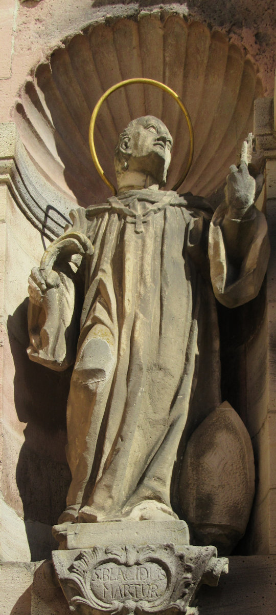 Statue am Tor zum Kloster Schwarzach in Rheinmünster