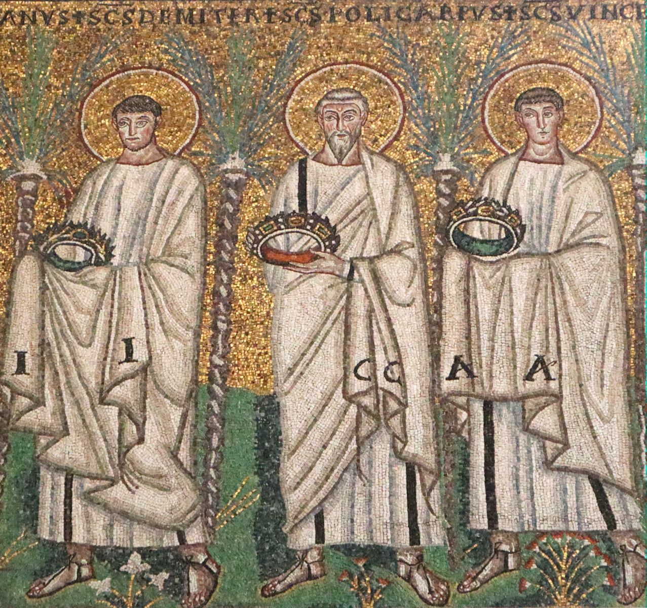 Detail aus dem Mosaik der Märtyrer: Demetrios von Saloniki (links), Polykarp (Mitte) und Vinzenz von Valencia (rechts), 6. Jahrhundert, in der Basilika Sant'Apollinare Nuovo in Ravenna