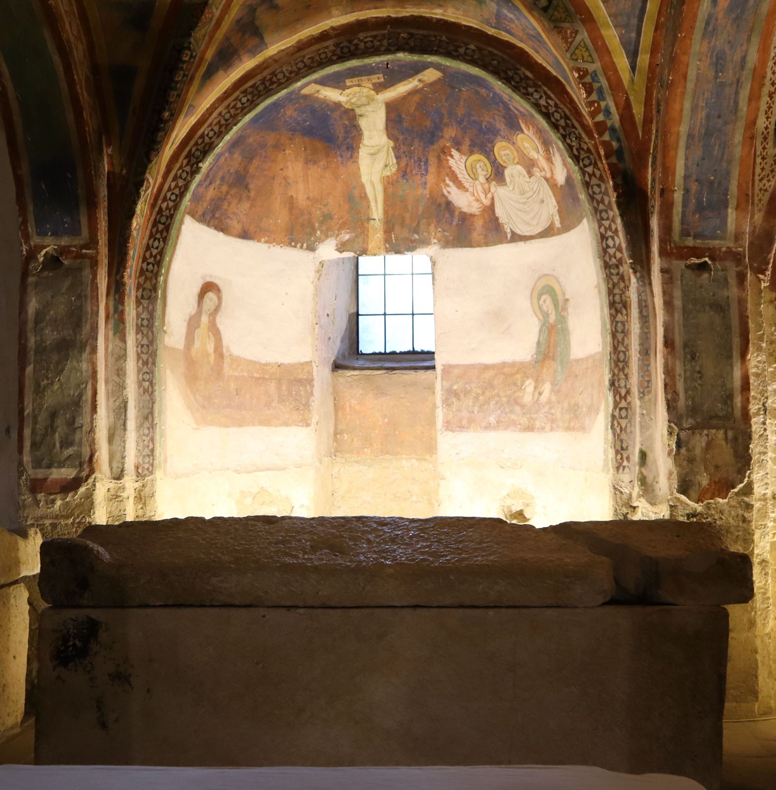 Pontianus' Sarkophag in der Krypta der Kirche San Ponziano in Spoleto