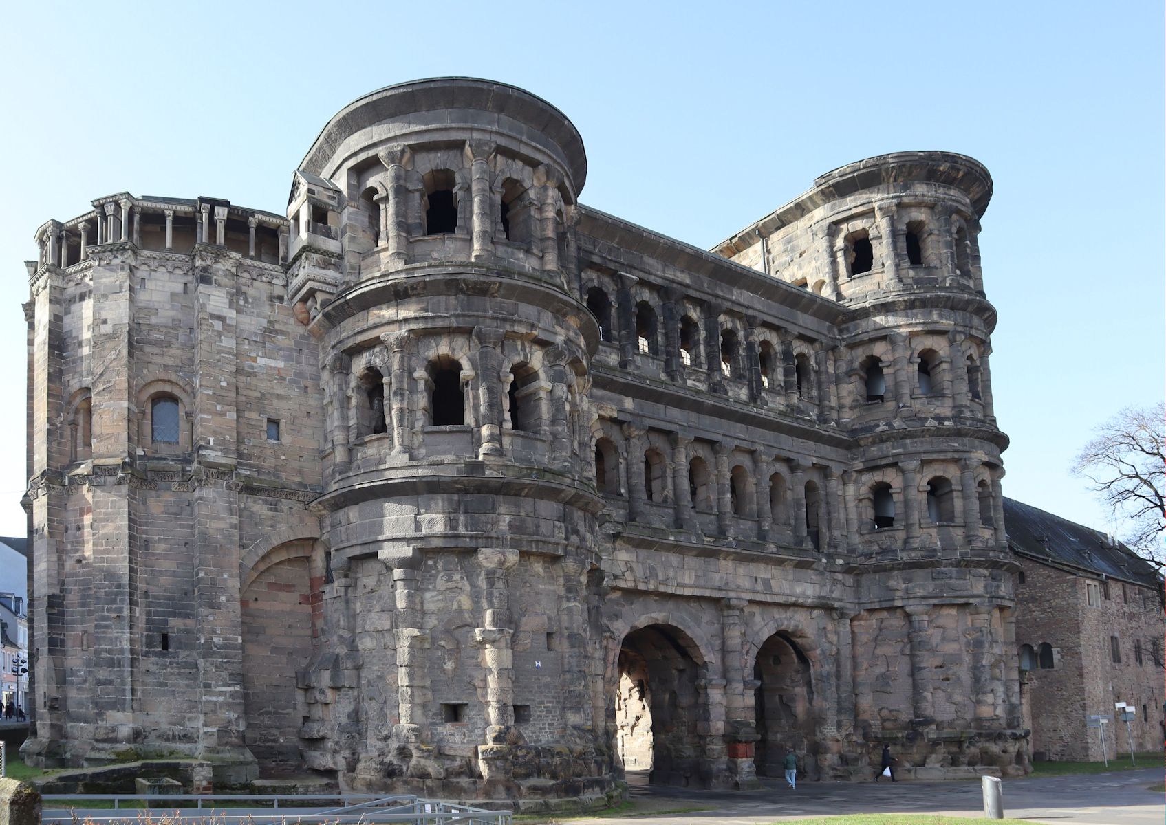 Porta Nigra in Trier mit der an den Ostturm angebauten Simeonskirche (links) und dem Simeonstift (rechts)