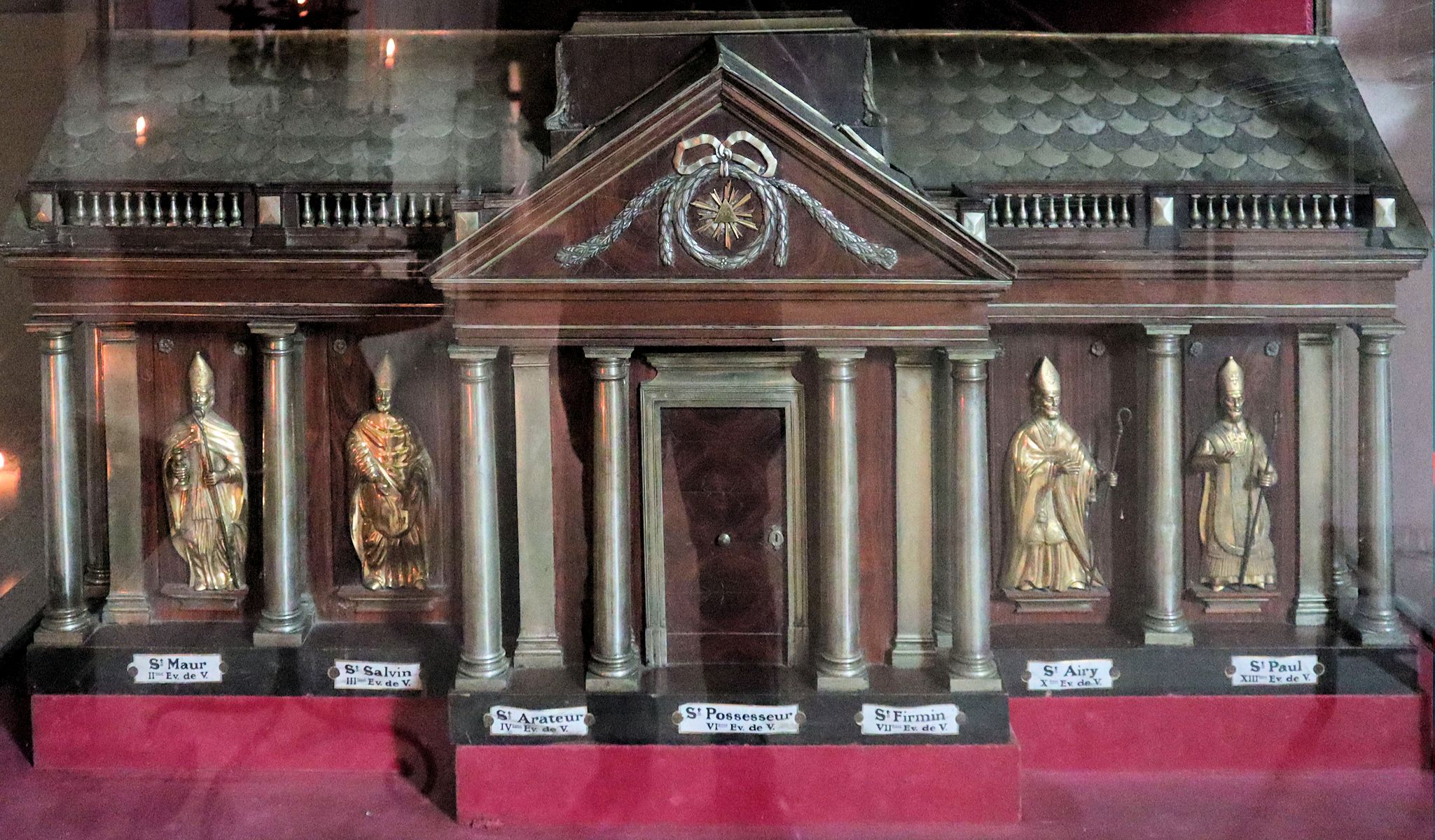 Reliquien von Possessor (Mitte), Firminus (Mitte rechts), Maurus (links) und Paulus (rechts) in der Kathedrale in Verdun