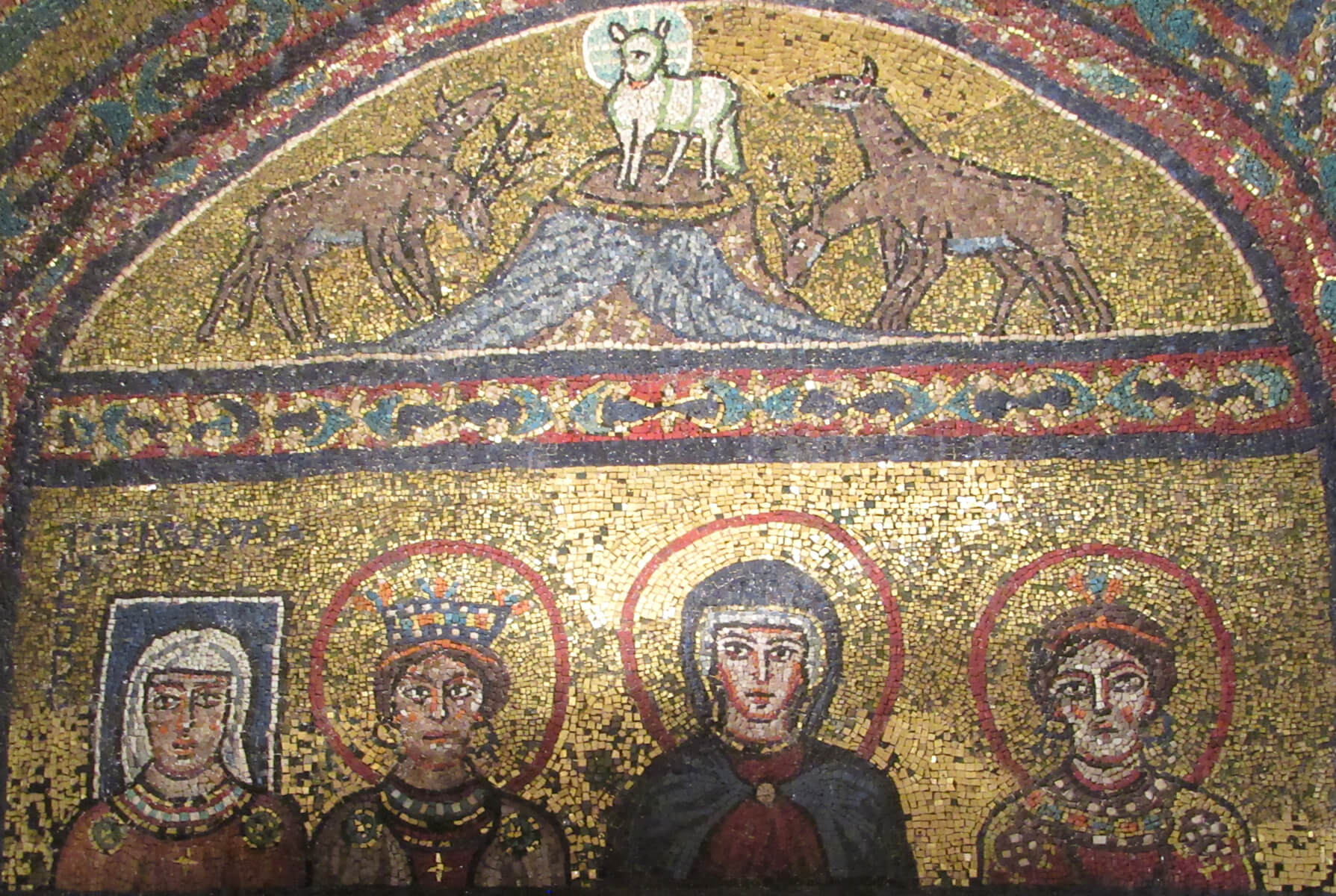Mosaik: Papst Paschalis I.' Mutter Theodora, Praxedis, Maria und Pudentiana (von links) unter dem Lamm Gottes auf der „Wurzel Jesse”, um 820, in der == Zeno von Rom geweihten Kapelle der BasilikaSanta Prassede in Rom