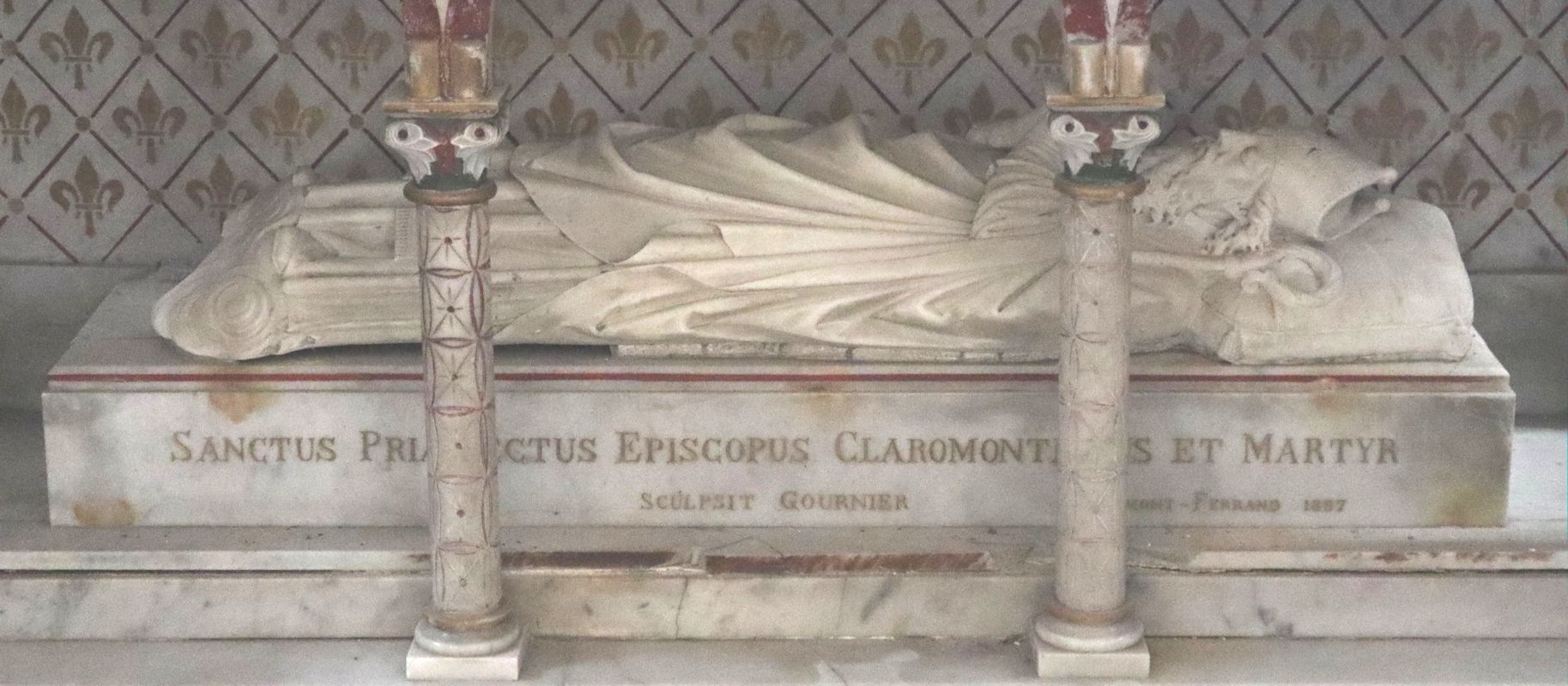 Liegefigur in der Prikt geweihten Kirche Saint Priest in Volvic bei Riom