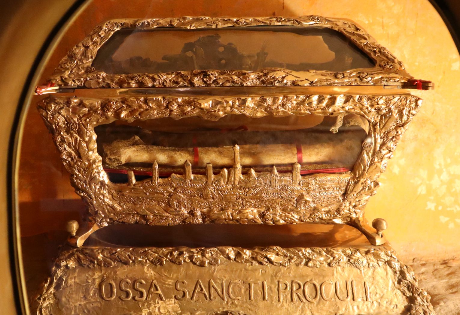 Proculus' Reliquien im Volksaltar der Kirche San Procolo in Bologna
