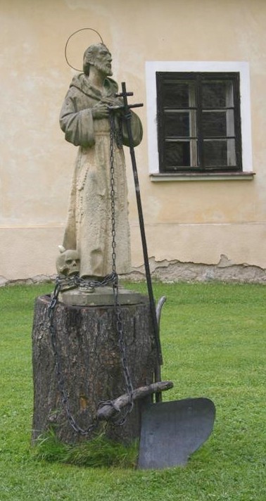Prokopius-Statue im Hof des Klosters Sázava