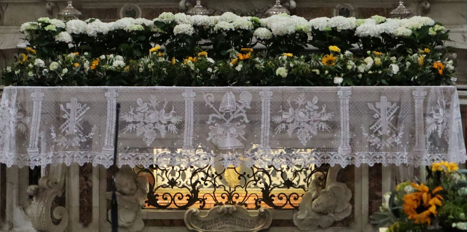Prospers Gebeine im Altar in der Kirche San Prospero in Reggio Emilia