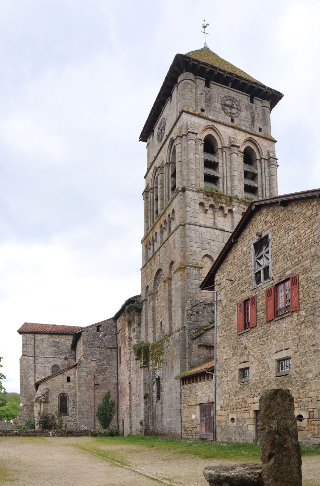 Nordseite der Kirche Saint-Étienne in Eymoutiers