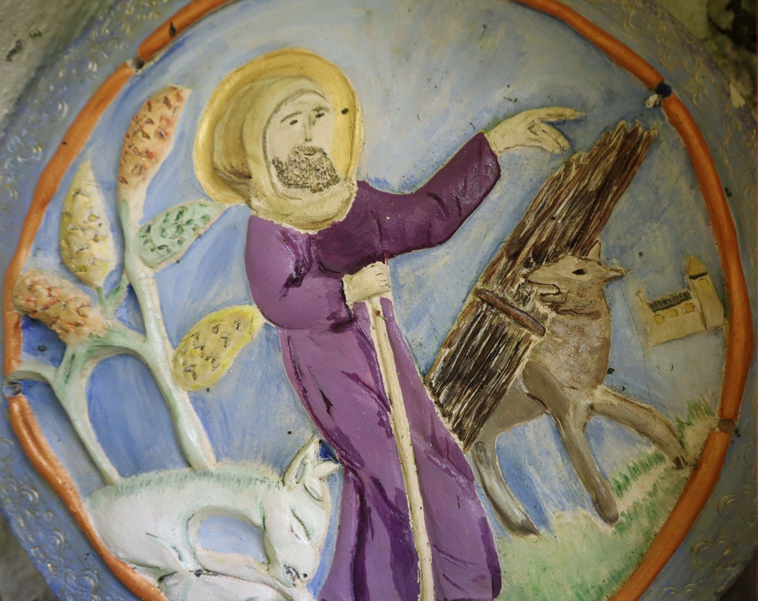 Porzellanrelief in der Kapelle Saint-Psalmet im Wald beim Weiler Grigeas