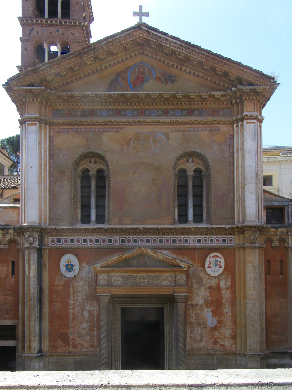 Die der Überlieferung nach von Pudens gestiftete Kirche San Pudenziana eine der ältesten Kirchen Roms, angeblich erstmals unter Pius I. auf den Resten einer alten Therme erbaut, mit Fassade aus dem 4. Jahrhundert