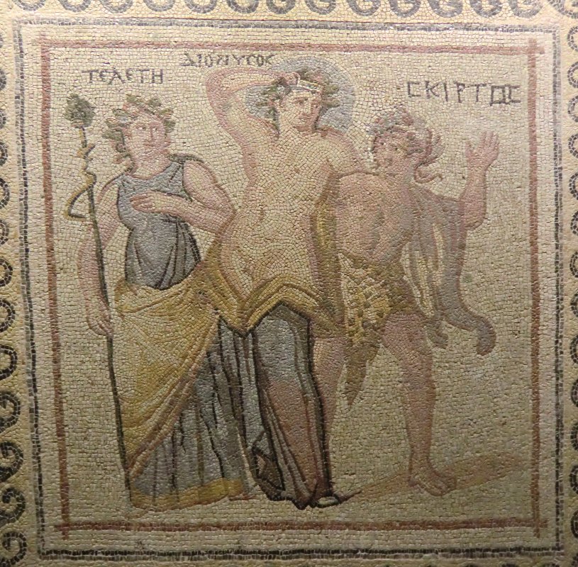 Bodenmosaik aus Zeugma: Telete mit ihrem Vater Dionysius und dessen Begleiter, dem Satyr Skirtos, im Zeugma-Mosaik-Museum in Gaziantep