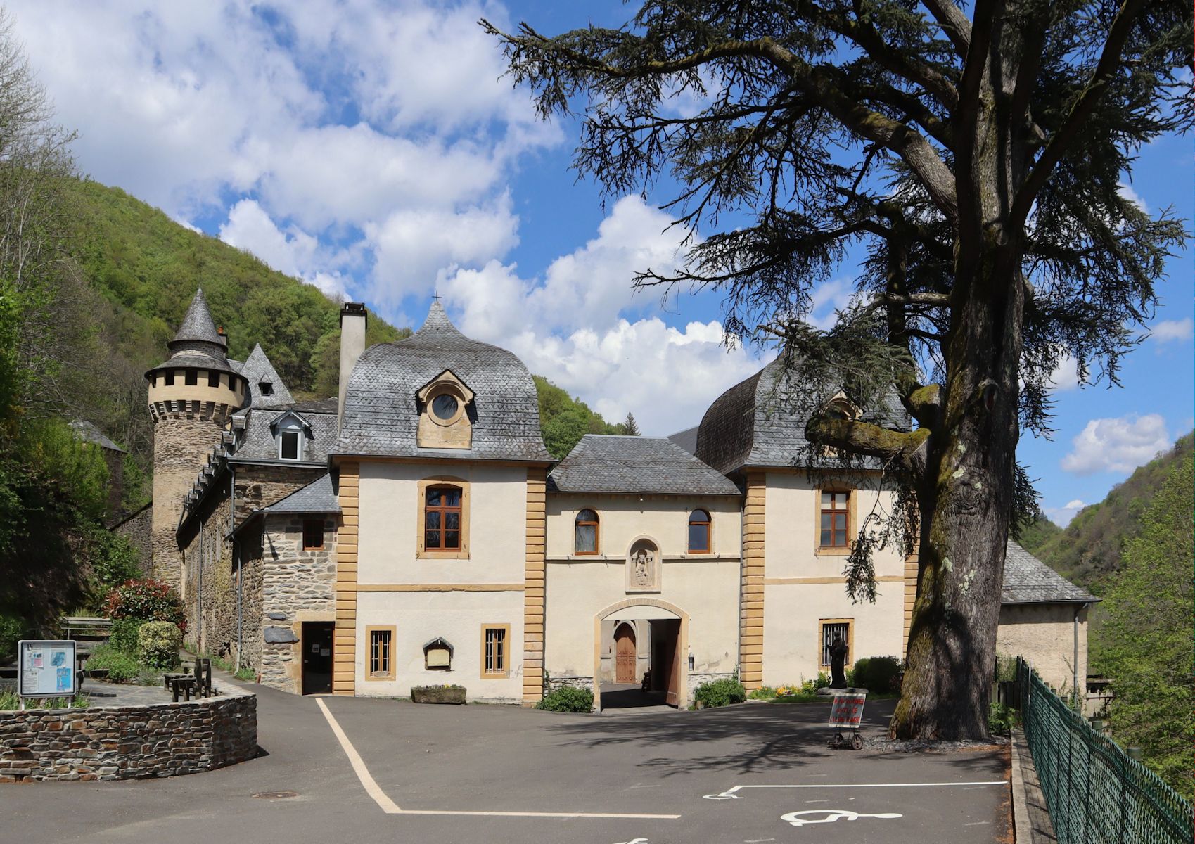 Kloster Bonneval</a> nahe Le Cayrol