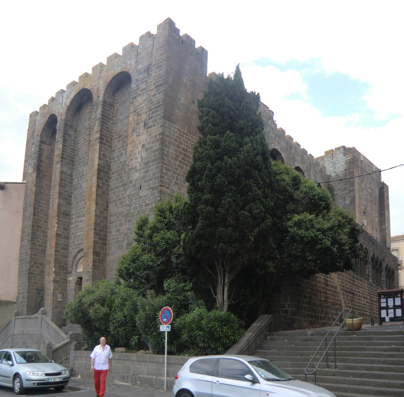Die wie eine Festung anmutende Kathedrale in Agde. Agde war seit dem 4. Jahrhundert Bischofssitz, die Kathedrale wurde 1173 durch Bischof Wilhelm zur Festung ausgebaut, nach der Französischen Revolution ging der Bischofssitz verloren.