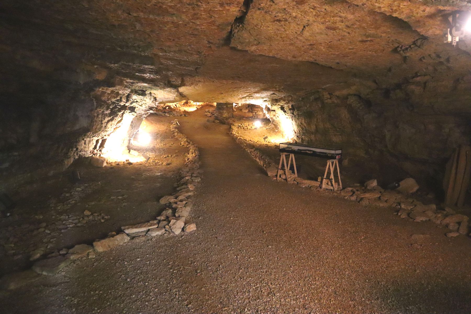 vorderer Teil der Höhle in Bèze