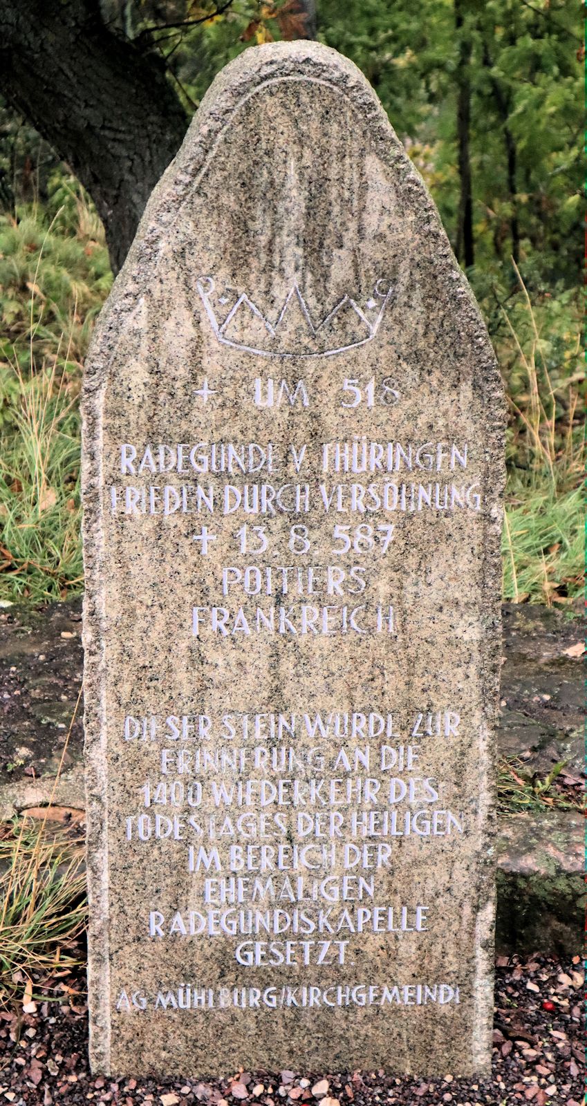 Gedenkstein, 1987, in den Grundmauern der Kapelle an der Mühlburg bei Mühlberg