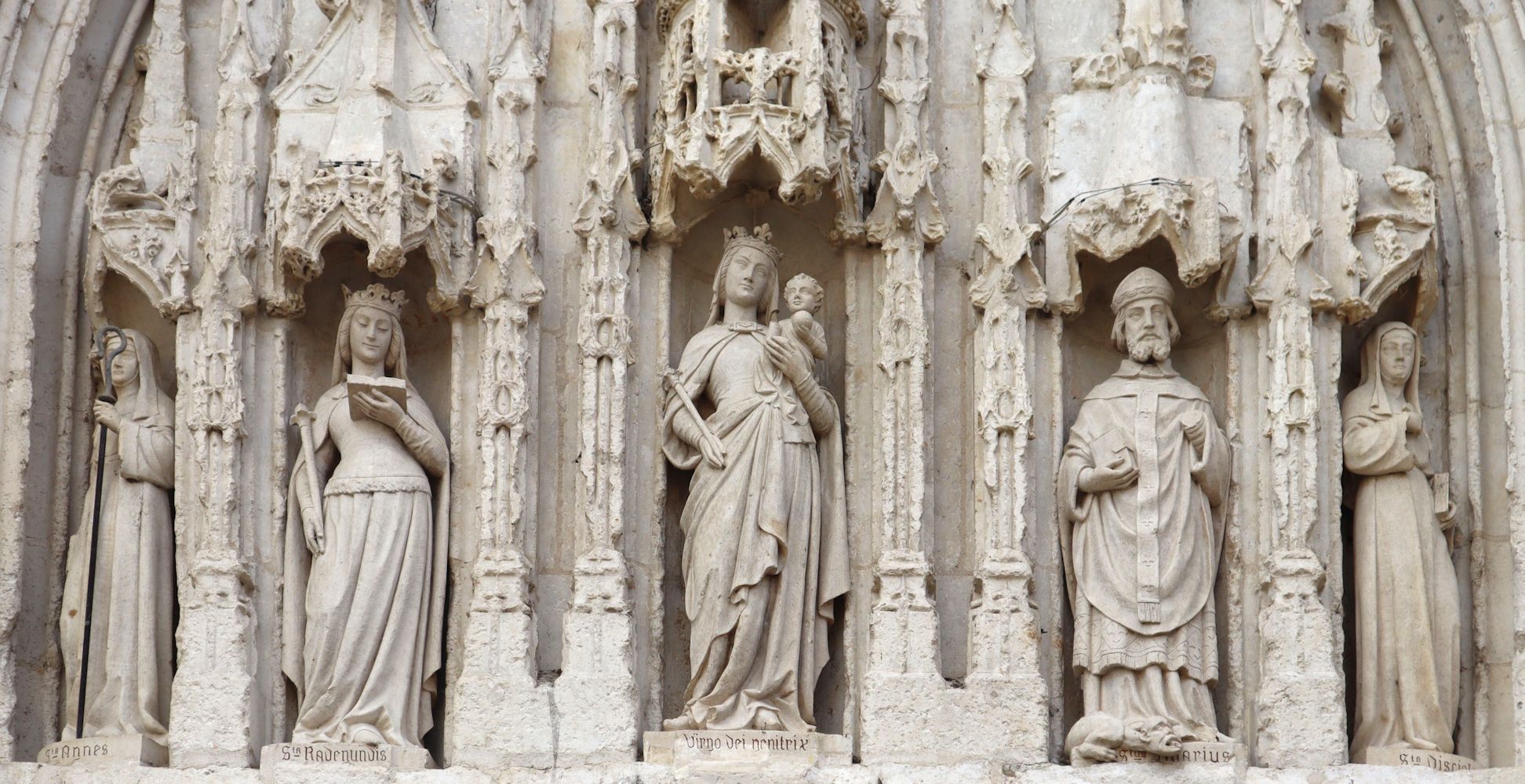 Tympanon: Radegund (halblinks), Maria, Hilarius von Poitiers (halbrechts), außen zwei Gefährtinnen von Radegund, an der Kirche Sainte-Radegonde in Poitiers