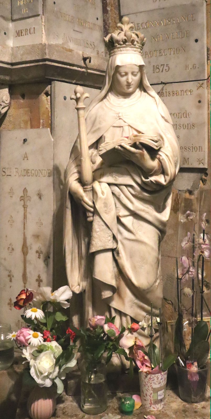 Nicolas Legendre (zugeschrieben): Statue: Radegund in der Gestalt von Anna von Österreich, die 1616 Potiiers besuchte und die dort die Kirche Sainte-Radegonde erneuern ließ, in der Krypta der Kirche Sainte-Radegonde in Poitiers
