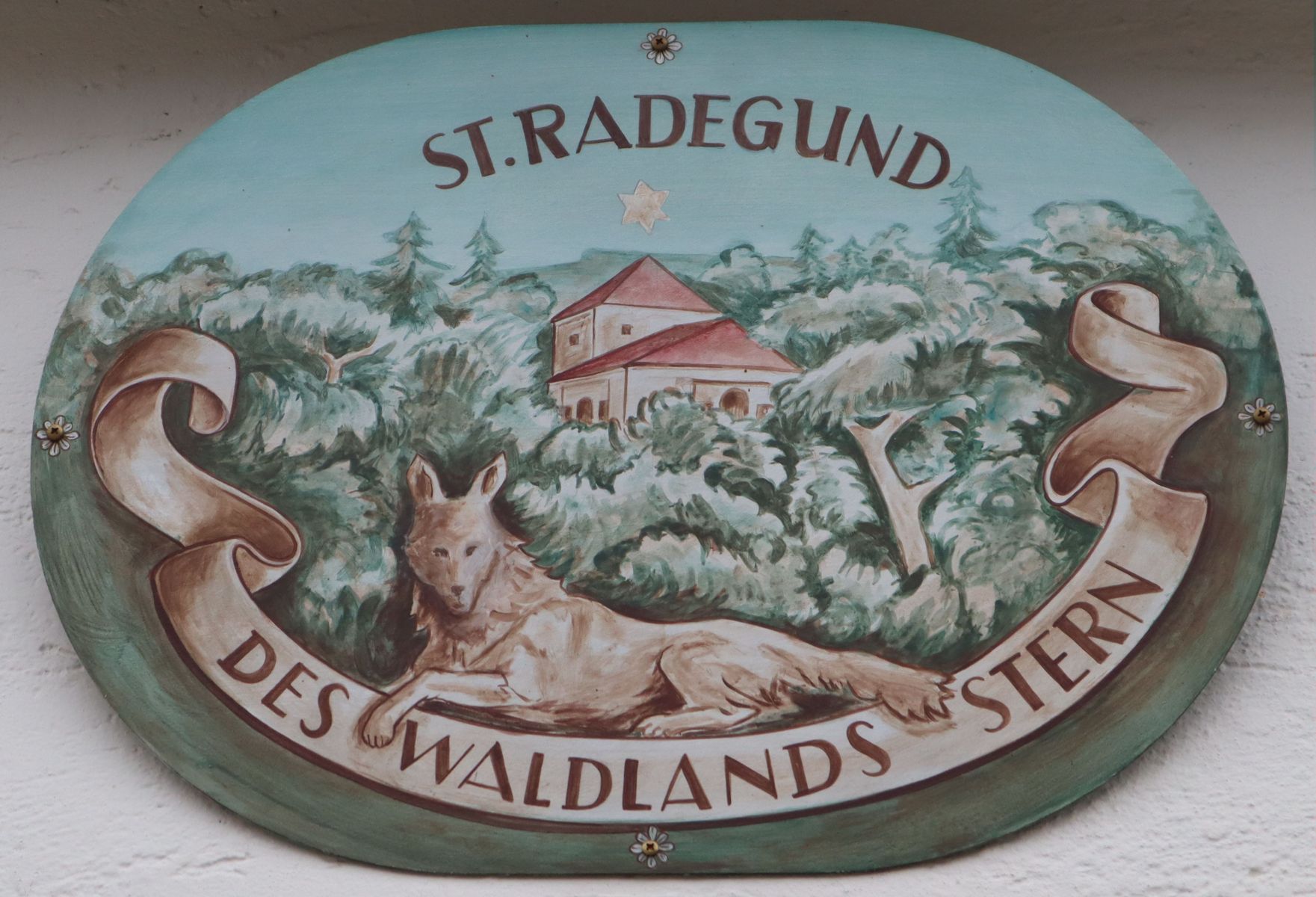 Medaillon über dem Eingang der Kirche St. Radegund in Waldberg