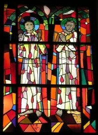 Hans Stocker: Glasfenster mit Germanus und Randoald, 1972, in der Kirche in Courtételle bei Delémont