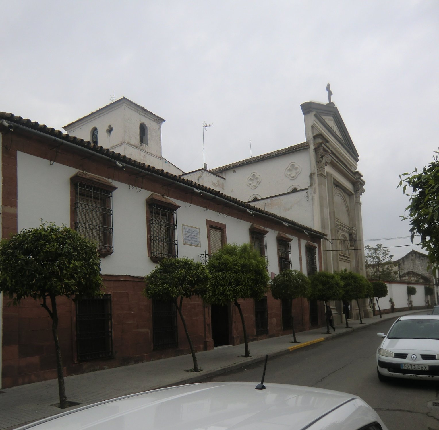 Raphaelas Geburtshaus und die daneben ihr zu Ehren errichtete Kirche in Pedro-Abad