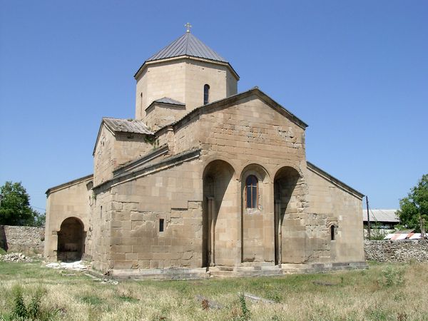 Kirche in Zromi, erbaut um 630 an der Stelle des Rashden geweihten Vorgängerbaus