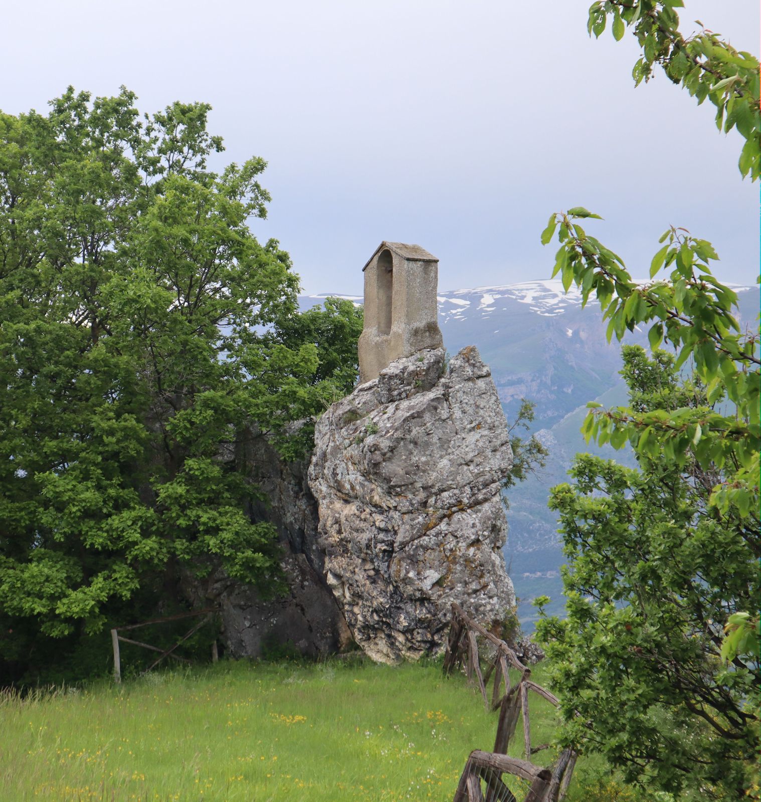 Türmchen oberhalb der Höhle von Reginald bei Fallascoso