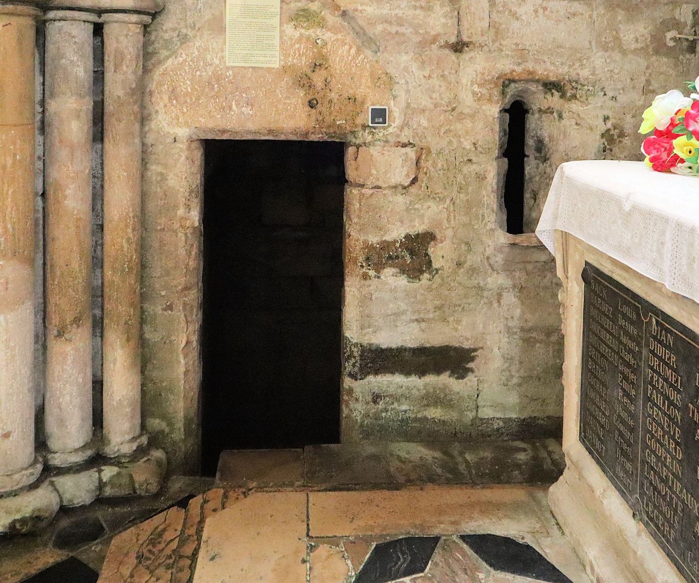 eine der wenigen erhaltenen Zellen eines Inklusen, aus dem 12. Jahrhundert, in der Kirche des ehemaligen Benediktinerklosters in Mouzon in den Ardennen