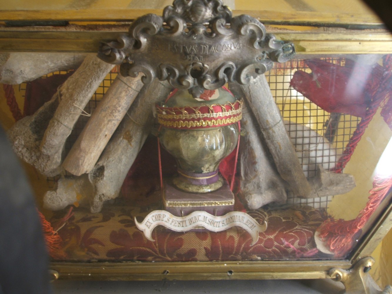 Reliquien des Diakons und Märtyrers Festus, eines Gefährten von Bischof Januarius von Neapel, im Kloster Monte Vergine