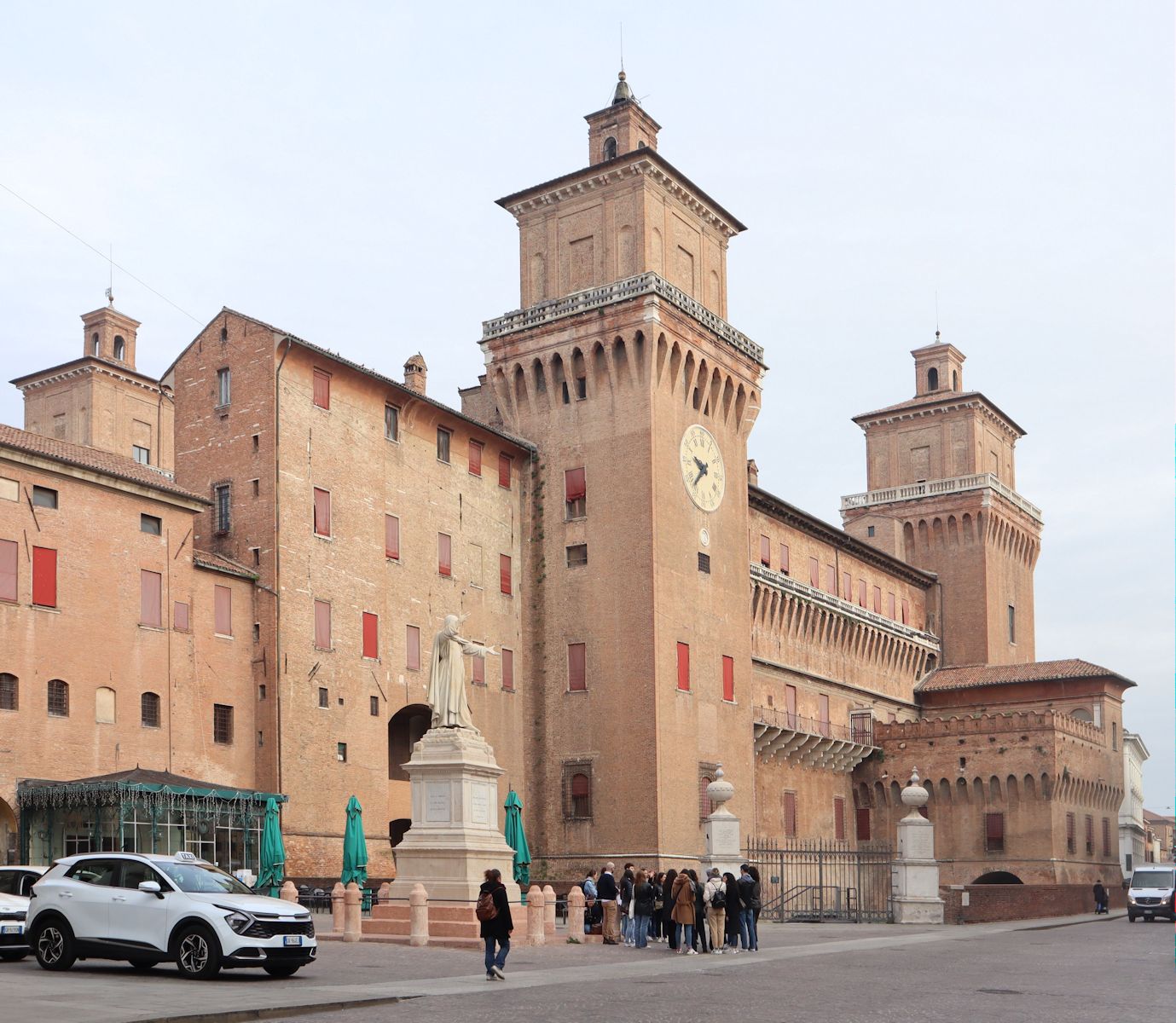 Das neuere, ab 1385 erbaute Kastell Este - umgeben von einem Wassergraben, weil sich der damalige Markgraf vor dem Volk schützen wollte - in Ferrara