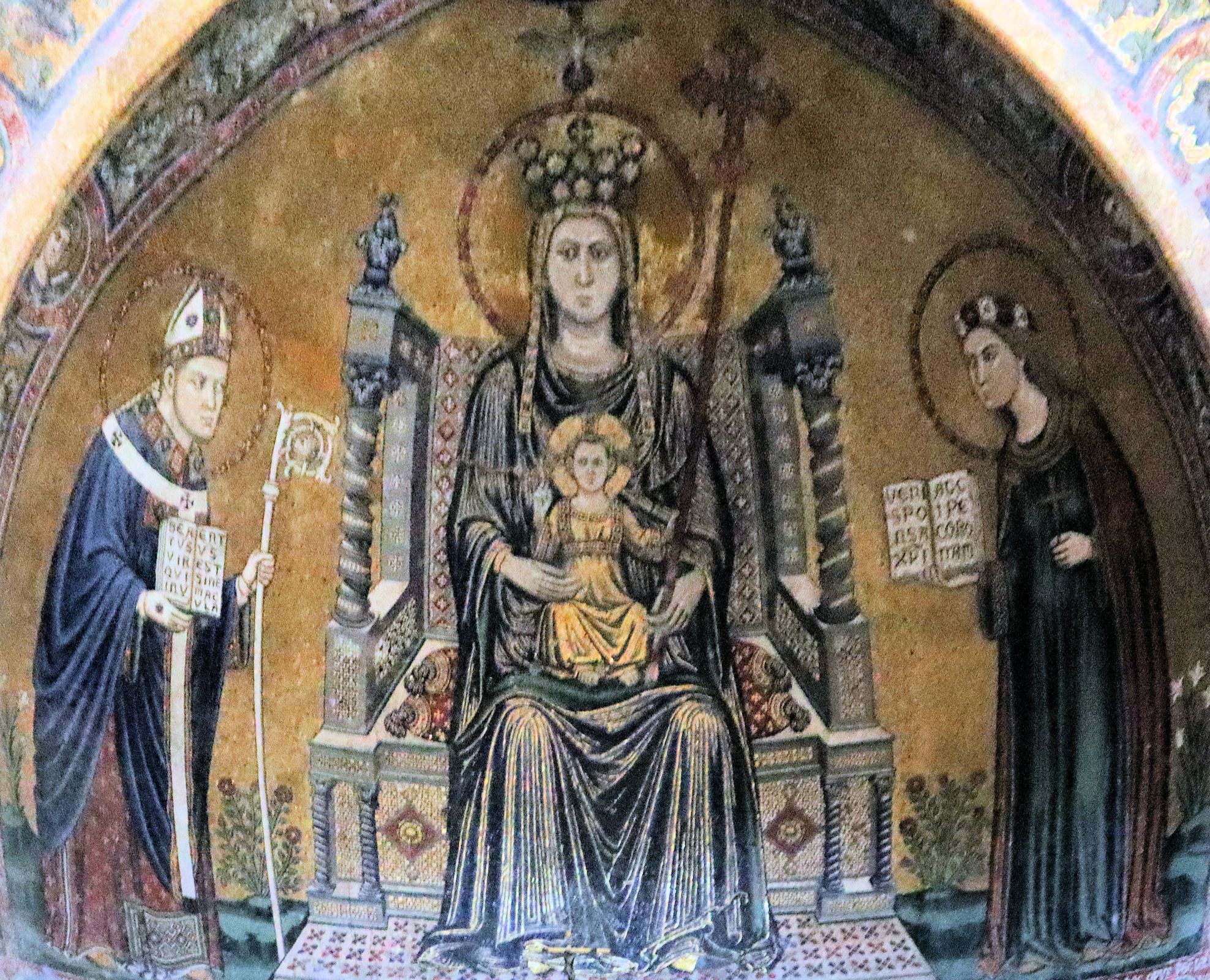 Lello da Orvieto (zugeschrieben): Restituta (rechts) mit Januarius von Neapel (links) und Maria, Mosaik, 1322, in der Basilika Santa Restituta in Neapel