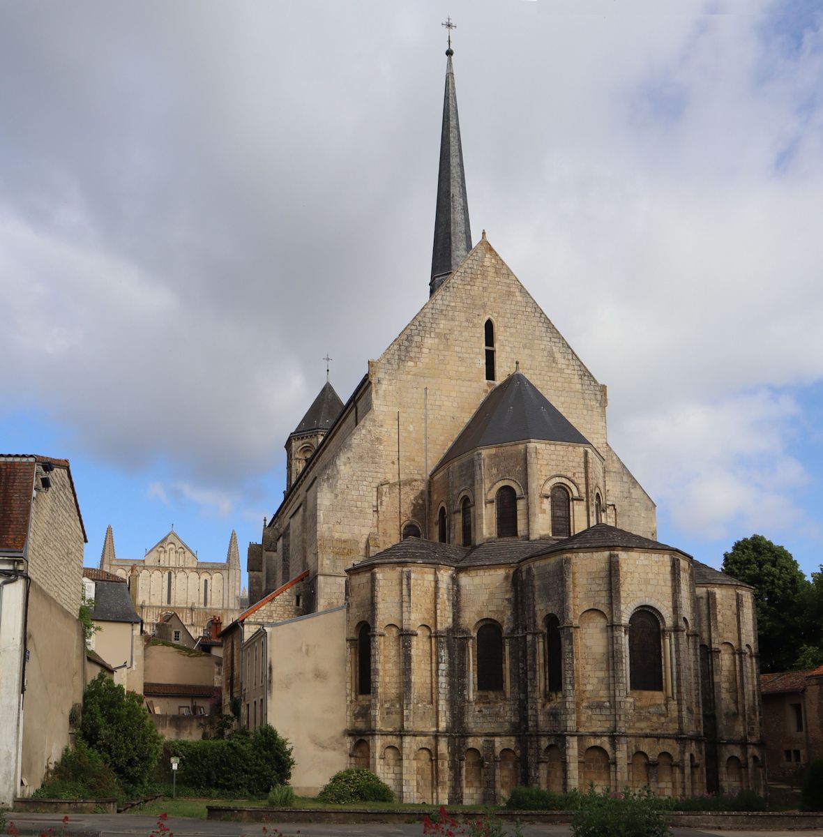 Ostseite der Kirche Sainte-Radegonde in Poitiers, im Hintergrund links die heutige Kathedrale