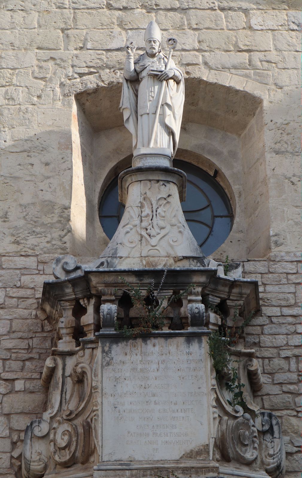 Denkmal an der Kathedrale in Andria