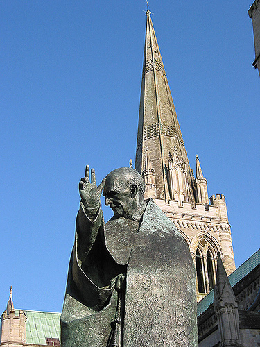 Statue vor der Kathedrale in Chichester