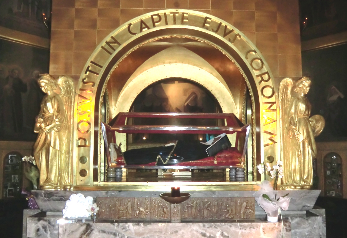Ritas Glassarg in der linken Apsis im Santuario in Cascia
