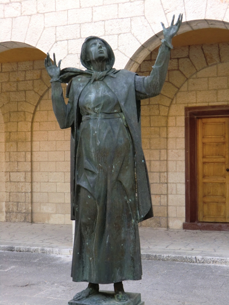 Rita-Statue vor dem Santuario in Rocco Porena