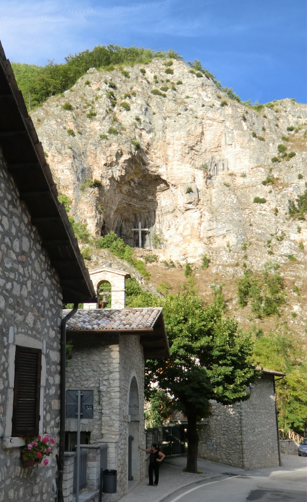 Schlucht zwischen Cascia und Rocco Porena mit Scoglio (rechts oben)