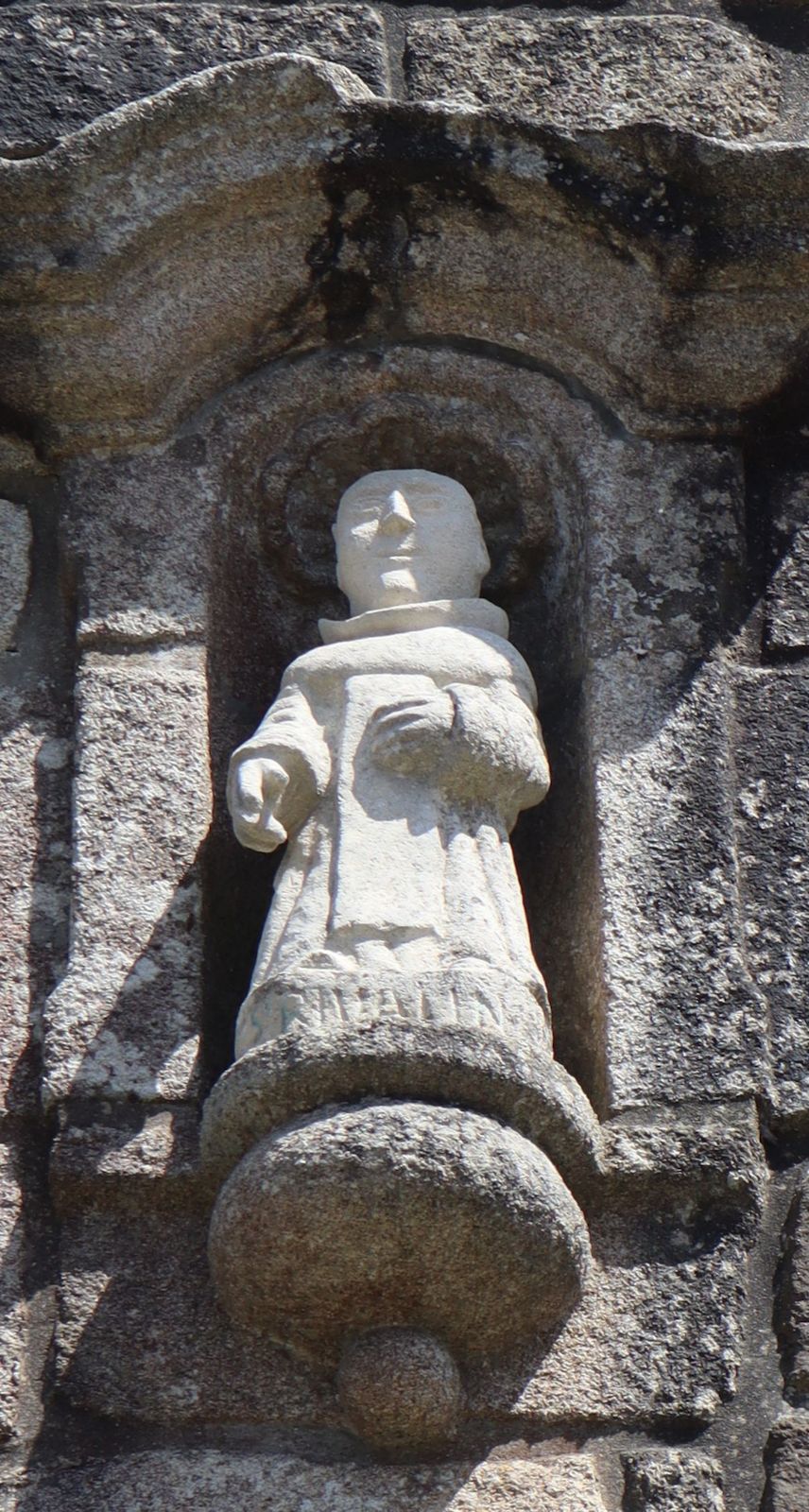 Statue an der Kapelle in Saint-Rivalain