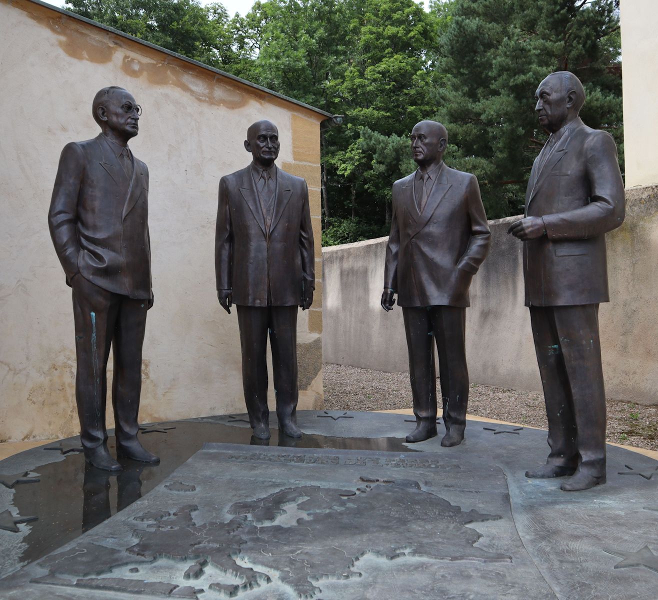 Zurab Tsereteli: Denkmal für die „Väter der Europäischen Union” Alcide de Gaspari, Robert Schuman, Jean Monnet und Konrad Adenauer (von links), 2012, gegenüber Schumanns Wohnhaus in Scy-Chazelles