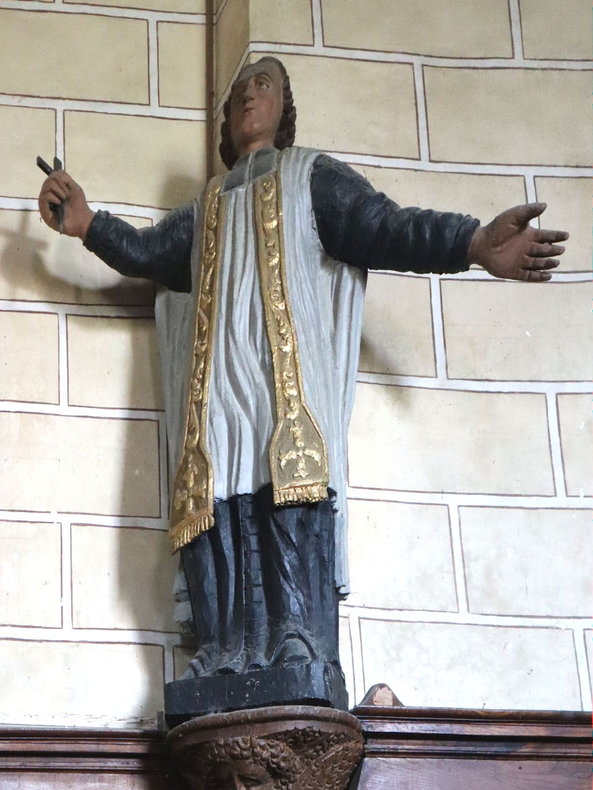 Statue in der Kirche in Arbrissel