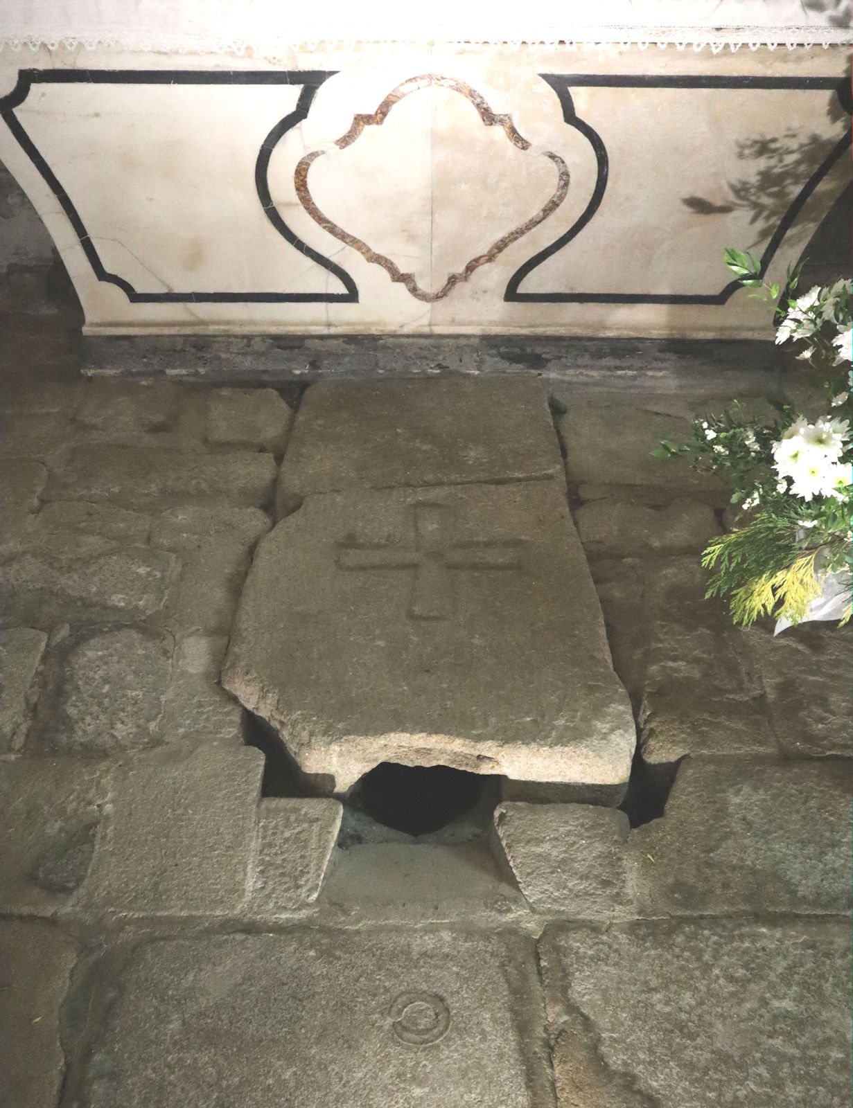 Roberts Grab in der ihm geweihten Abteikirche in La Chaise-Dieu