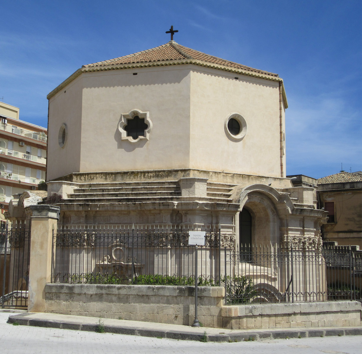 Kirche aus dem 18. Jahrhundert über dem Grab von Lucia von Syrakus in den Katakomben unter der Basilika Santa Lucia al Sepolcro in Siracusa