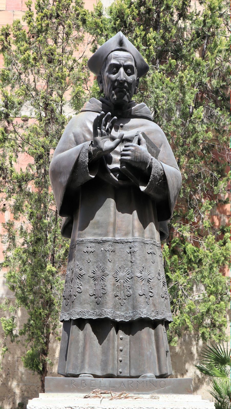 Denkmal vor dem Priesterseminar im ehemaligen Kloster Montevergine in Capua