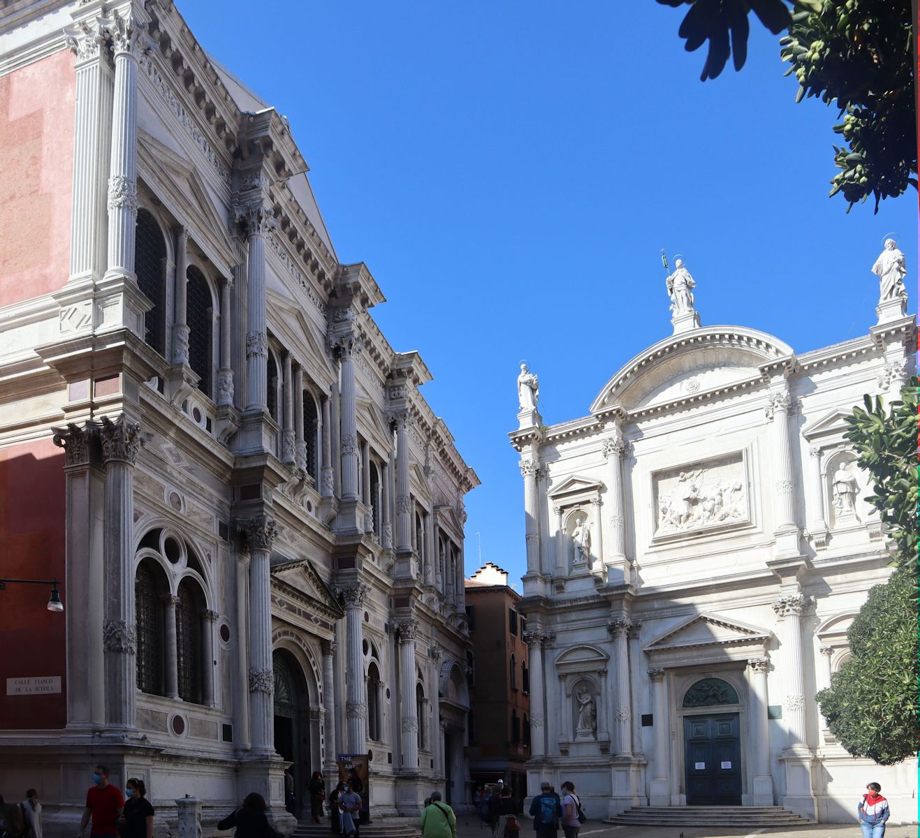 Kirche San Rocco (rechts) und Haus der
Bruderschaft, der <q>Scuola die San Rocco</q> in Venedig