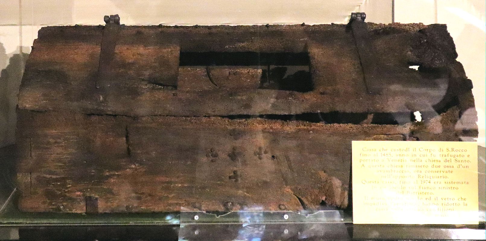 Rochus' Sarg, in dem er 1485 nach Venedig überführt wurde, in der Kirche San Rocco in Voghera