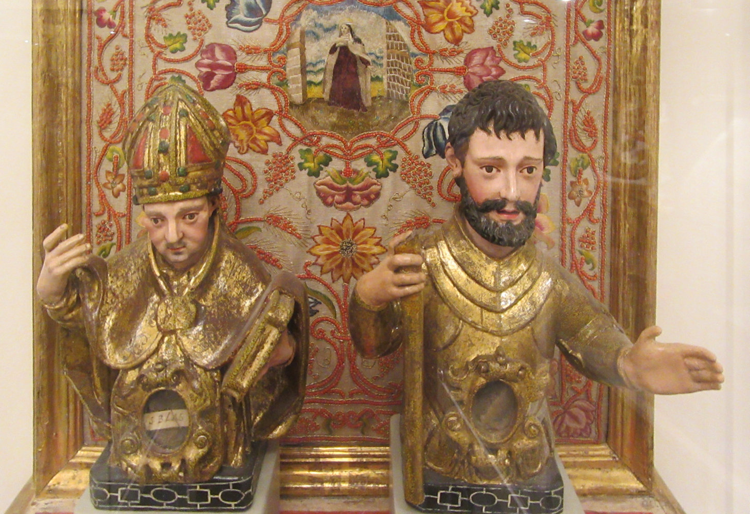 Reliquienbüsten: Rochus und Blasius (links), auf dem Parament im Hintergrund Teresa von Ávila. 17. Jahrhundert, im Museum Santa Teresa in Alba de Tormes