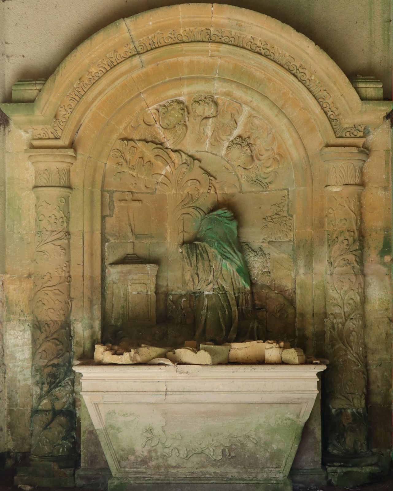 zerstörtes Roger-Relief in der Kapelle unweit des Klosters in Élan
