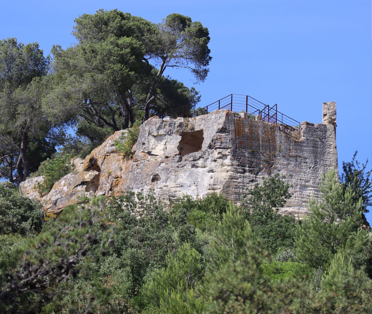 Ruinen des 1537 verkauften und dann zu einer Burg umgebauten Klosters Saint-Roman hoch auf dem Berg nahe Beaucaire