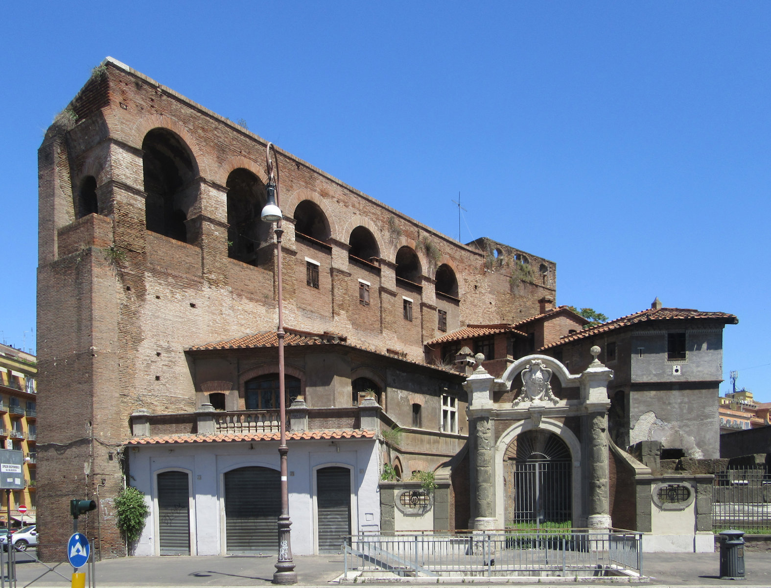 Porta Salaria, im 8. Jahrhundert zu einer Papst Silvester geweihten Basilika ausgebaut, heute