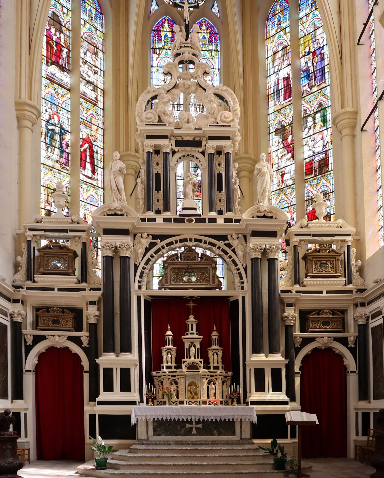 Hochaltar mit den Gebeinen von Romarich, Amatus von Remiremont, Adelphius von Remiremont, der zweiten Äbtissin Klara und Gebetrude von Remiremont, 1616 bis 1623, in der Kirche des zweiten Klosters Remiremont