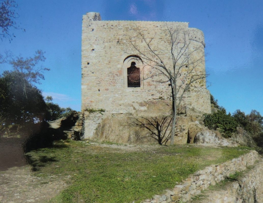 Turm an der Stelle von Romualds Einsiedelei oberhalb des Klosters St-Michel-de-Cuxa bei Codalet