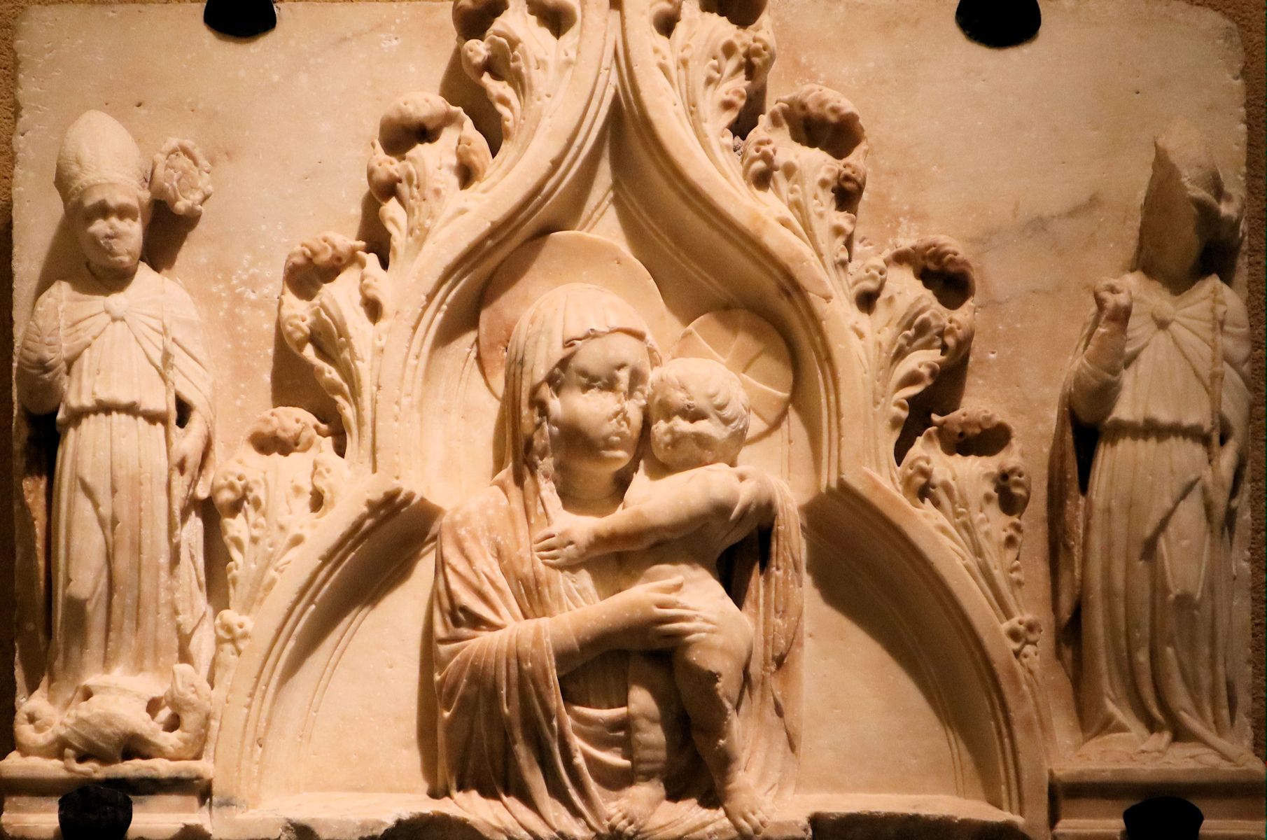 Marmorrelief: Romulus (links) und Syrus von Genua mit Maria, ums 13. Jahrhundert, in der Kathedrale in Sanremo